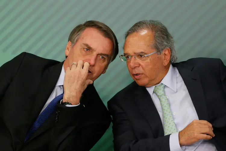 Bolsonaro e Guedes: Parlamentares têm resistido em aprovar um crédito extra no valor de R$ 248,9 bilhões solicitado pela equipe econômica (Adriano Machado/Reuters)