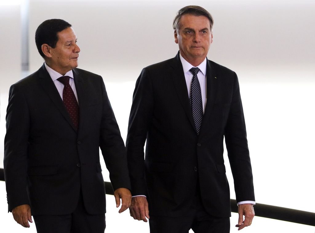 Bolsonaro sofre ataques vis e caso Marielle perturba governo, diz Mourão