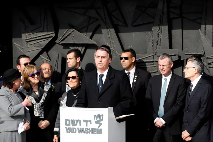 Presidente Jair Bolsonaro no Memorial do Holocausto nesta terça-feira (2) (Ronen Zvulun/Reuters)