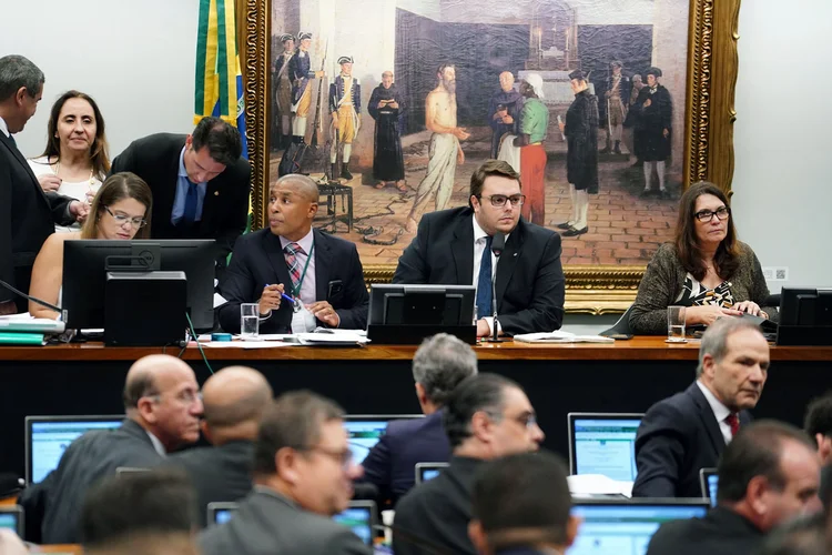 Deputados Major Vitor Hugo (PSL-GO) e Felipe Francischini (PSL-PR), ao centro, na sessão desta segunda-feira na CCJ (Pablo Valadares/Agência Câmara)