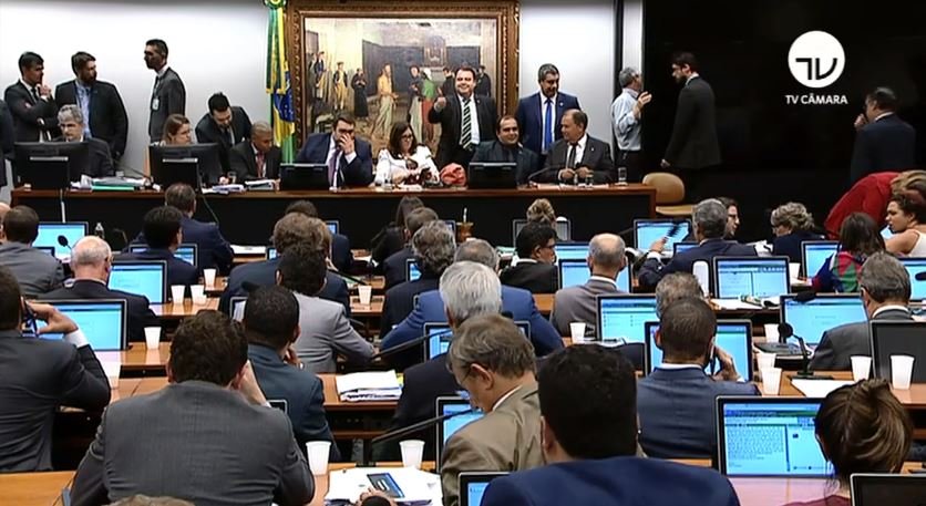 CCJ rejeita por 43 votos requerimento para adiar reforma por três sessões