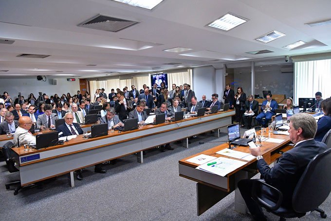 Comissão do Senado aprova PEC que engessa contas do governo