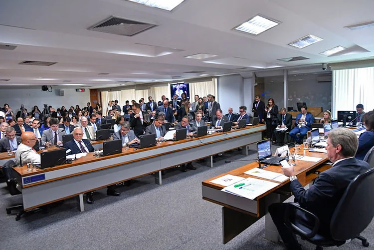 Comissão de Constituição e Justiça do Senado: parlamentares alteraram texto que chegou da Câmara, em acordo com os deputados (Geraldo Magela/Agência Senado)