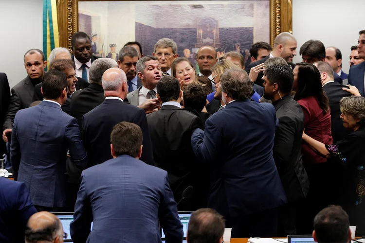 Confusão entre deputados na CCJ (Adriano Machado/Reuters)