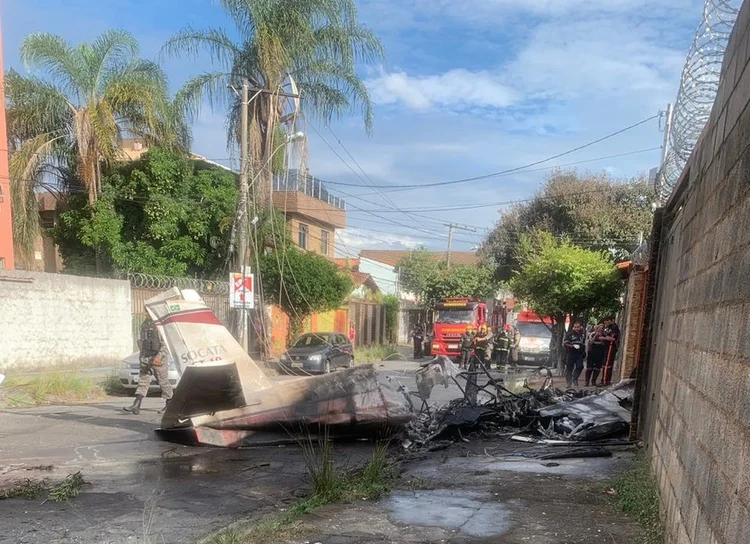 Queda de aeronave de pequeno porte em Belo Horizonte: não há informações sobre a identidade da vítima (Corpo de Bombeiros/Divulgação)
