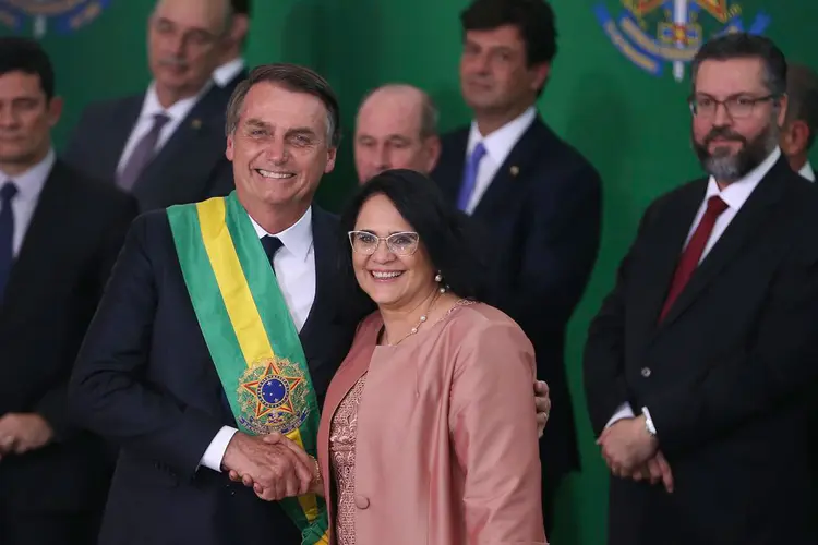 Bolsonaro e Damares: "Nós cumprimos o dever de casa nestes 100 dias. Saímos daqui muito felizes e mais motivados", disse a ministra (Valter Campanato/Agência Brasil)