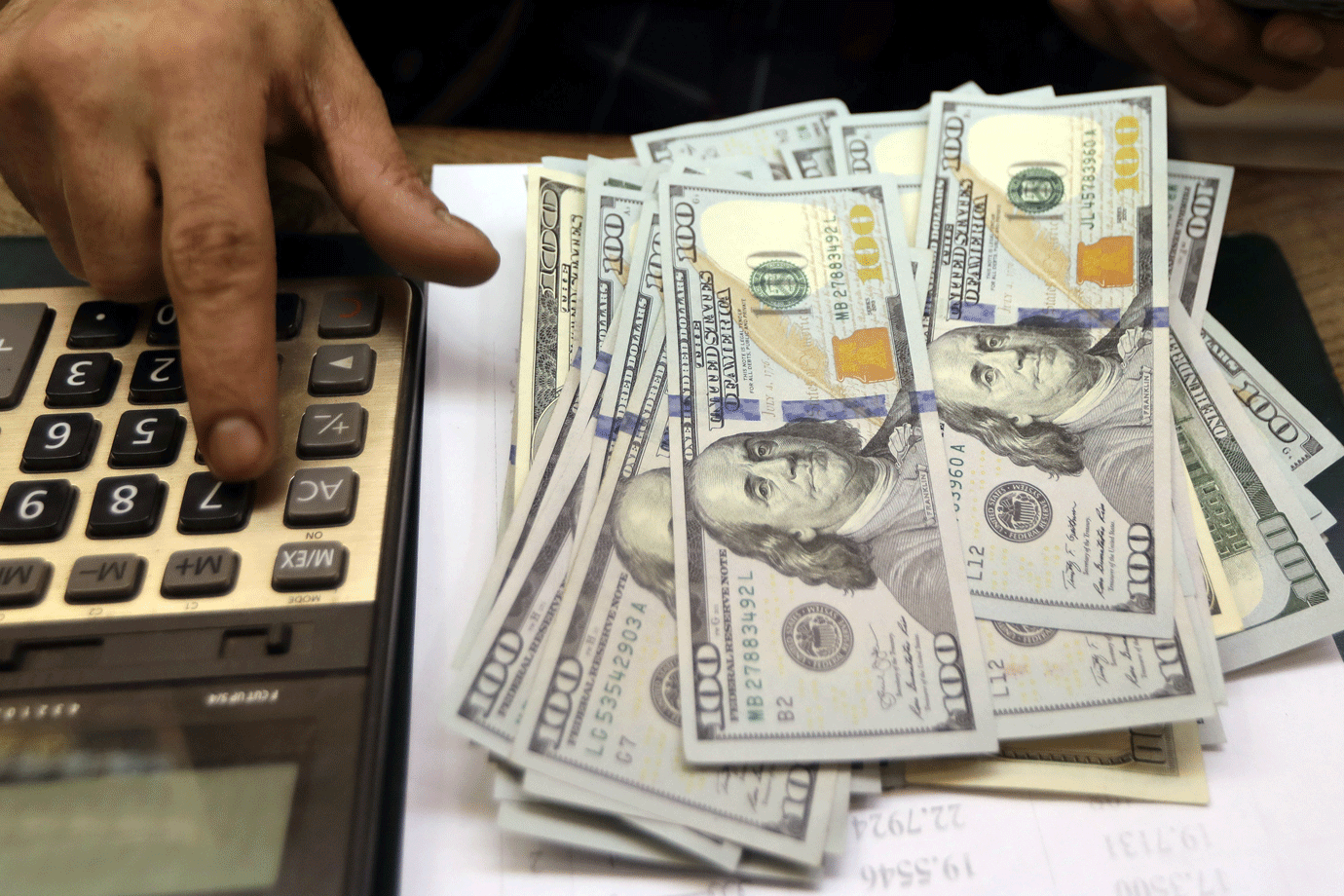 Dólar inicia junho abaixo de R$ 3,90 e Ibovespa fecha estável