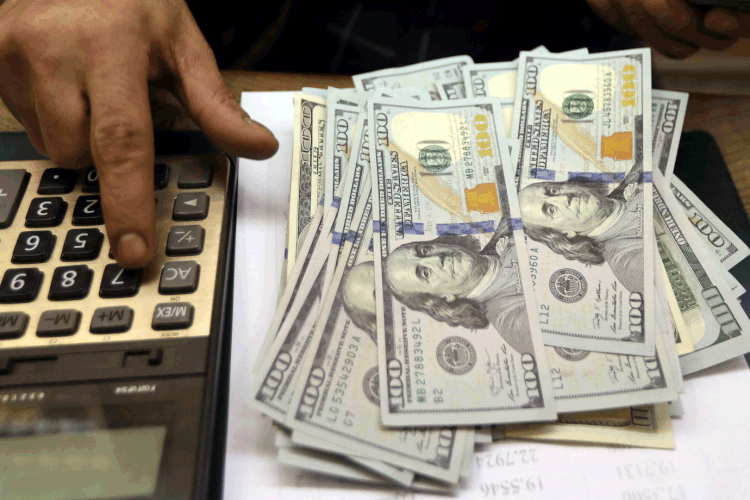 Dólar tomou fôlego e alcançou uma máxima de 4,1230 reais por volta de 12h30, mas voltou a cair depois de 13h (Mohamed Abd El Ghany/Reuters)