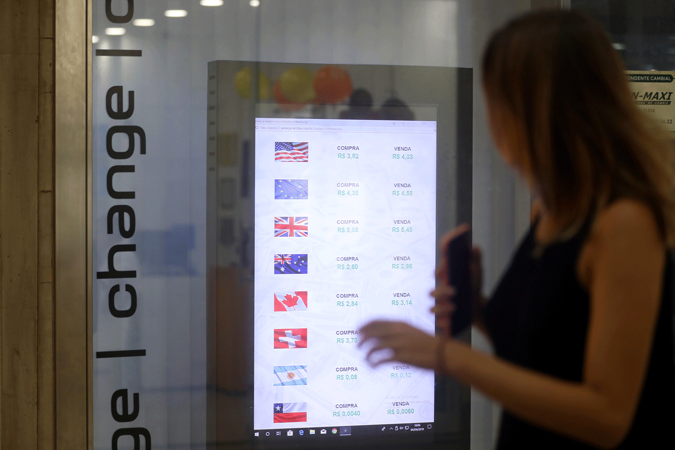 Dólar fecha na mínima em 3 semanas e Bolsa cai com cautela sobre reforma