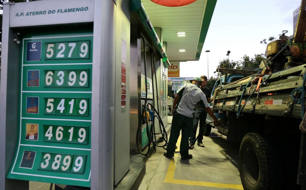 Governo deve antecipar reoneração do diesel para bancar desconto em carro popular