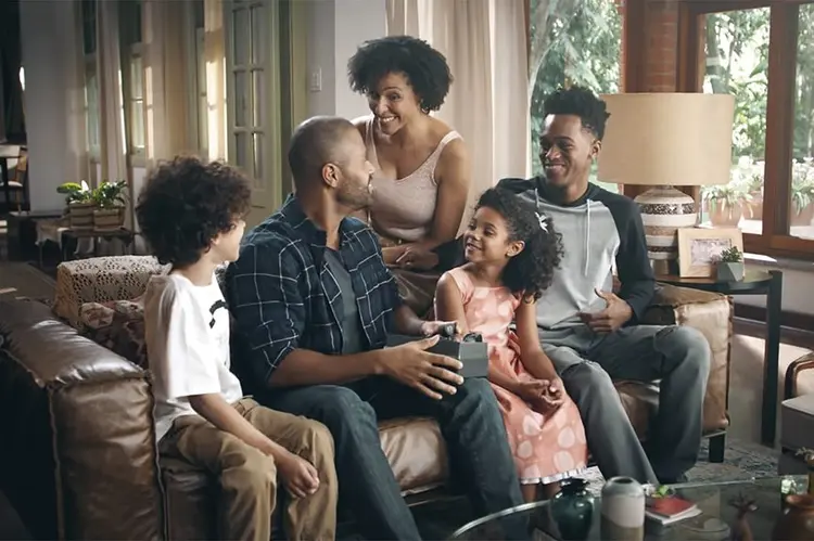 Peça publicitária de O Boticário: família negra retratada no Dia dos Pais (O Boticário/Divulgação)