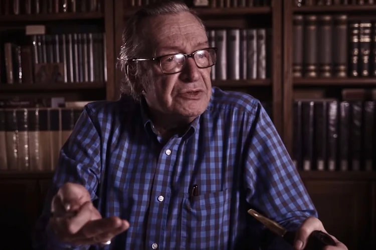 Olavo de Carvalho: A avaliação da ala militar do governo é que escritor apenas cria barulho e intrigas e que é preciso neutralizá-lo (Youtube/Reprodução)