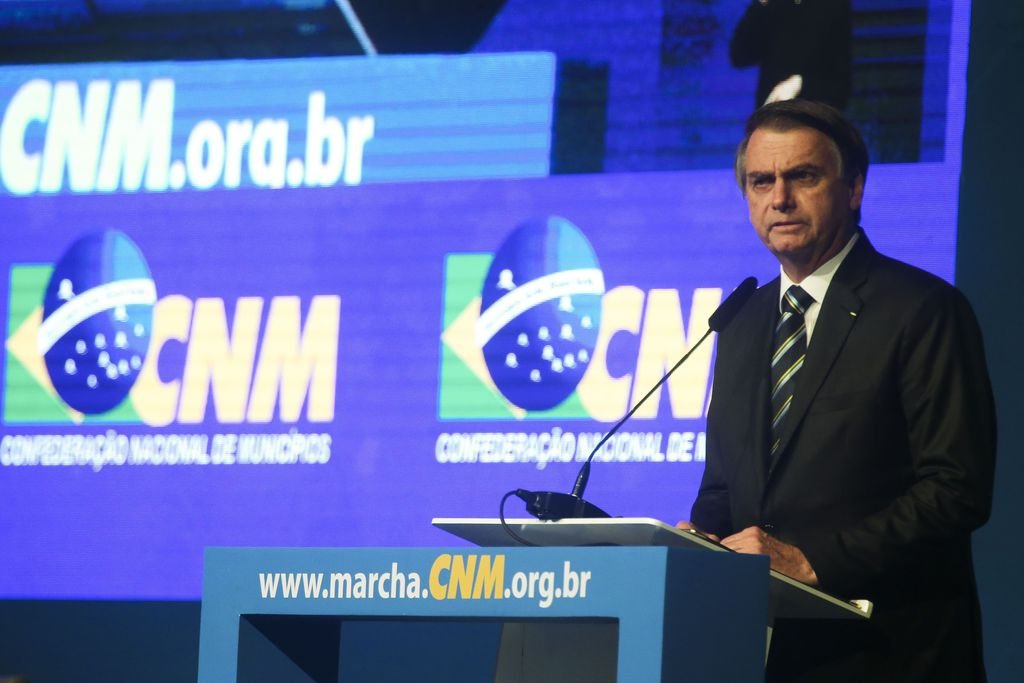 Em discurso a prefeitos, Bolsonaro cita Maia, Amazônia e Previdência