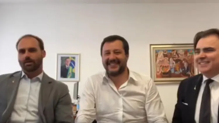 Eduardo Bolsonaro, Matteo Salvini e Roberto Lorenzato falam em uma live transmitida nas redes sociais pelo primeiro. Milão, Itália, 19 de abril de 2019.
 (Redes Sociais/Reprodução)