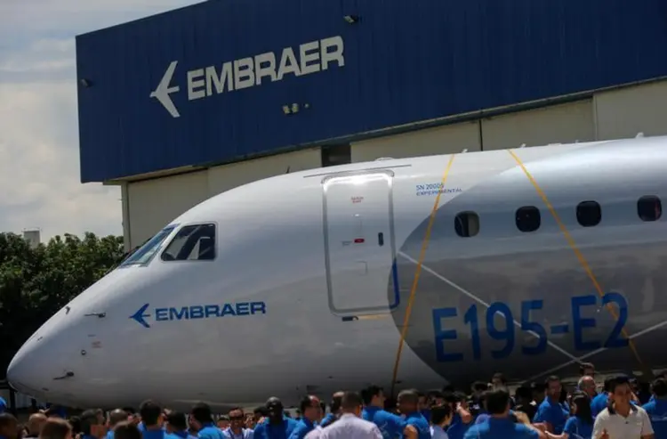 Embraer: ação da fabricante de aeronaves acumula perdas em ano positivo para o mercado (Roosevelt Cassio/Reuters)