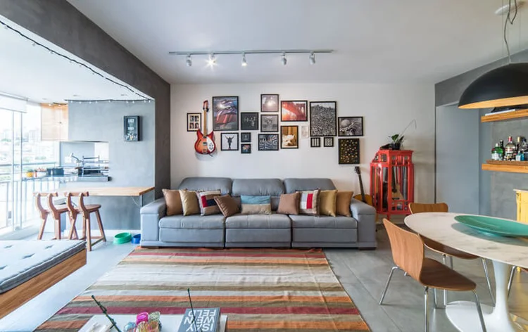 Projeto de Pietro Terlizzi: em ambientes coloridos é indicado usar peças mais neutras (Viva Decora/Divulgação)
