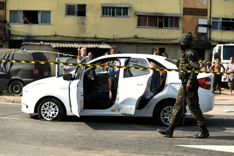 Rio de Janeiro: neste domingo, um carro com uma família foi alvejada com 80 tiros pelo Exército no Rio (Fabio Texeira/Reuters)