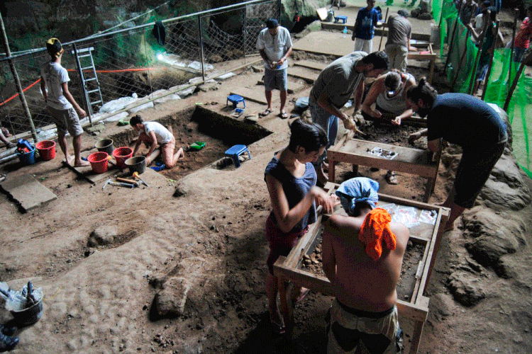 Escavação: pesquisadores buscam fósseis na na caverna de Callao (FLORENT DETROIT/ARMAND SALVADORE NUJARES/AFP)