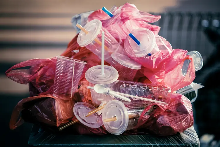 Canudos de plástico: projeto diz que, no lugar deles, poderão ser fornecidos canudos de papel reciclável ou de material comestível ou biodegradável (Rosley Majid / EyeEm/Getty Images)