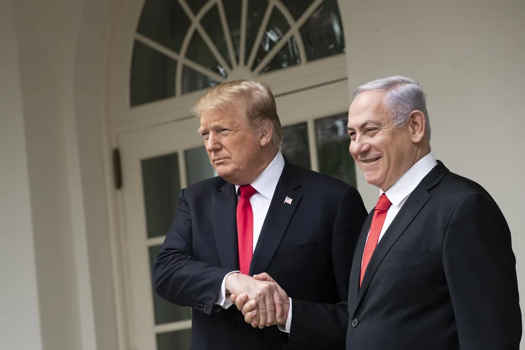 Netanyahu: primeiro governante estrangeiro recebido pelo presidente dos Estados Unidos desde sua posse, um símbolo da aliança inabalável entre os dois países (Drew Angerer/Getty Images)