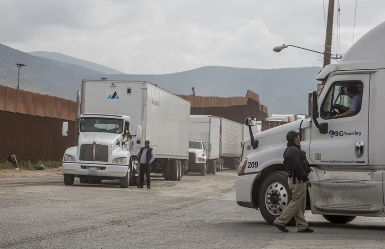 Caminhões nos EUA: efeitos da desaceleração têm sido irregulares em todo o país, com encomendas menores e menos quilômetros percorridos (picture alliance / Contributor/Getty Images)