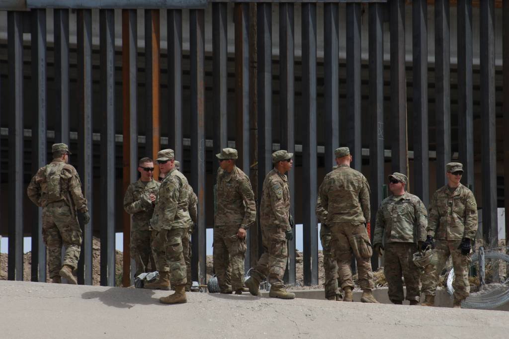 Trump diz que enviará soldados armados para fronteira com o México