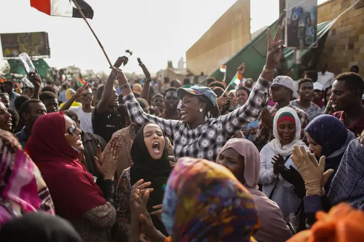 Sudão: Omar al Bashir foi deposto após a pressão nas ruas dos protestos que começaram há quatro meses (Ala Kheir/Getty Images)