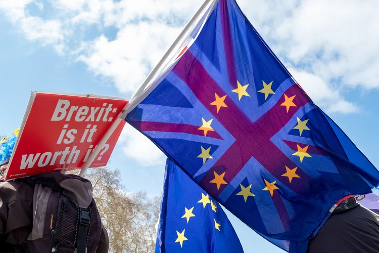 Protesto contra o Brexit bandeiras do Reino Unido e da União Europeia (Robin Pope/Getty Images)