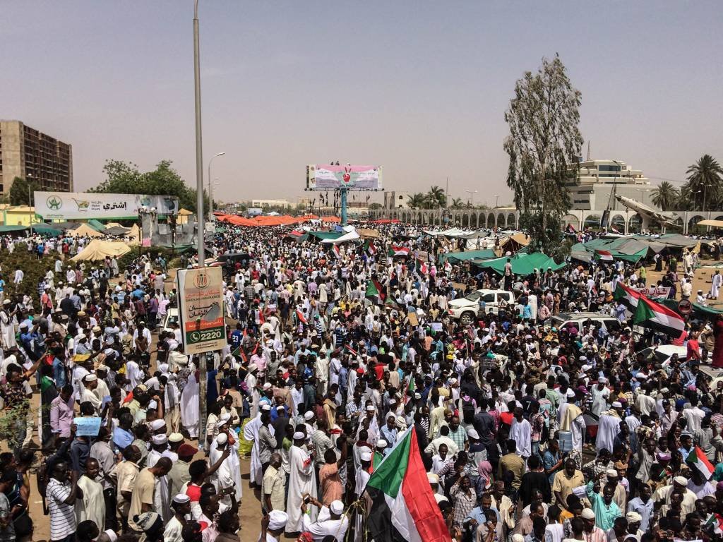 Sudão: manifestantes protestam contra a permanência dos militares no poder após a queda do presidente (Anadolu Agency/Getty Images)