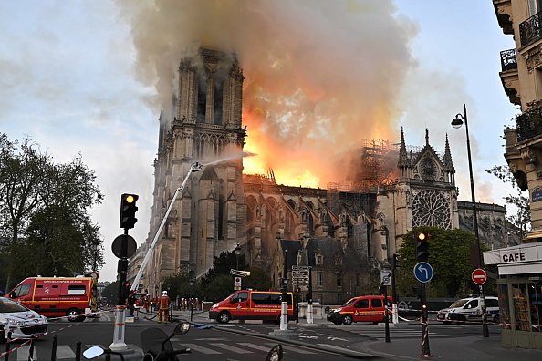 Veja vídeos e fotos do incêndio na Catedral de Notre-Dame