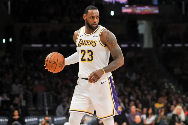 Lebron James, do Los Angeles Lakers, encabeça a lista com US$ 117,6 milhões (R$ 595 milhões) (Allen Berezovsky/Getty Images)