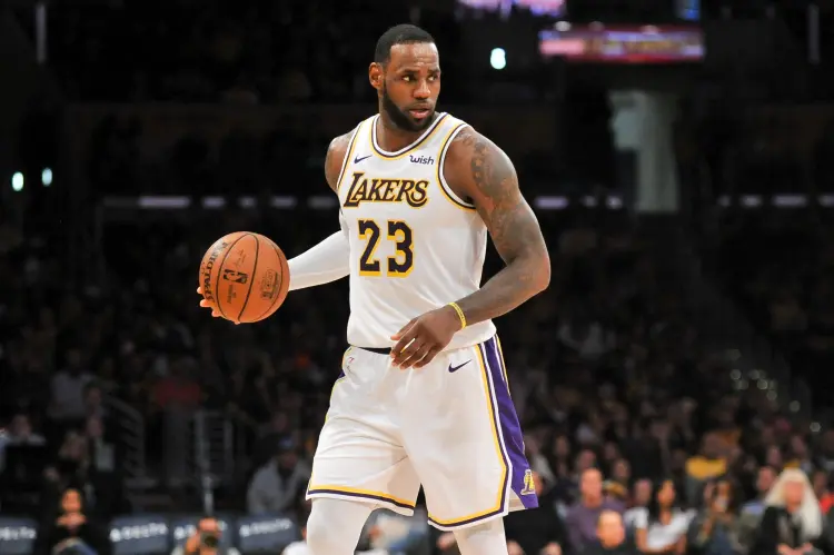 Liderados por LeBron James e Anthony Davis, os Lakers derrubaram Memphis Grizzlies e o campeão Golden State Warriors no caminho (Allen Berezovsky/Getty Images)