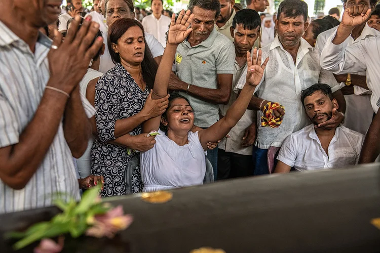 Sri Lanka: uma família participa do funeral de uma das vítimas dos ataques (Carl Court/Getty Images)