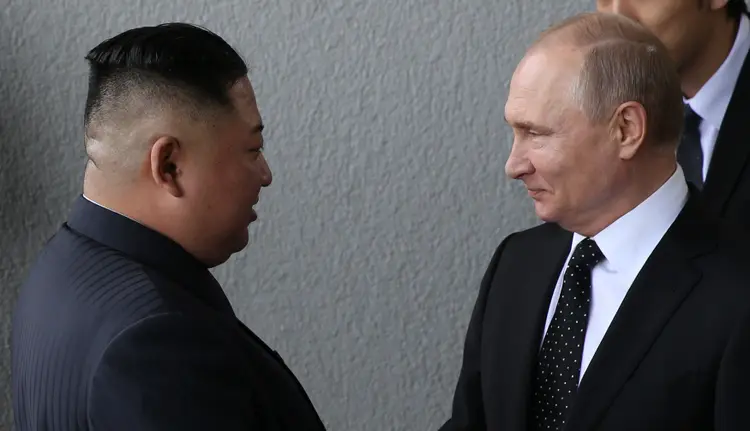 UA e a Coreia do Sul acusam Kim Jong Un de fornecer bilhões de dólares em munições para Putin ajudar em seu ataque à Ucrânia (Mikhail Svetlov/Getty Images)