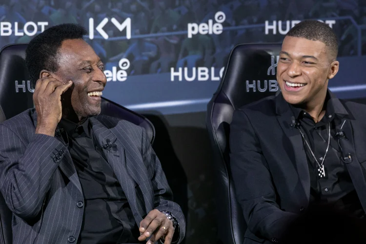 Pelé e Kylian Mbappe se encontram em Paris, na França. 02/04/2019 (Marc Piasecki/Getty Images)