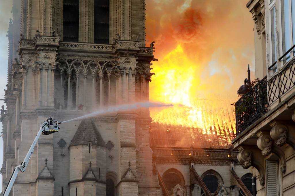 Papa Francisco agradece a bombeiros que salvaram a catedral de Notre-Dame