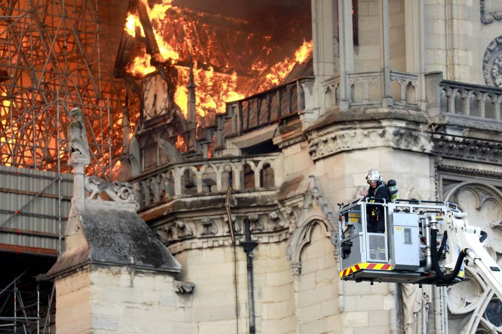 Notre Dame: incêndio que durou cerca de 12 horas derrubou o ponto mais alto da catedral (Pierre Suu/Getty Images)