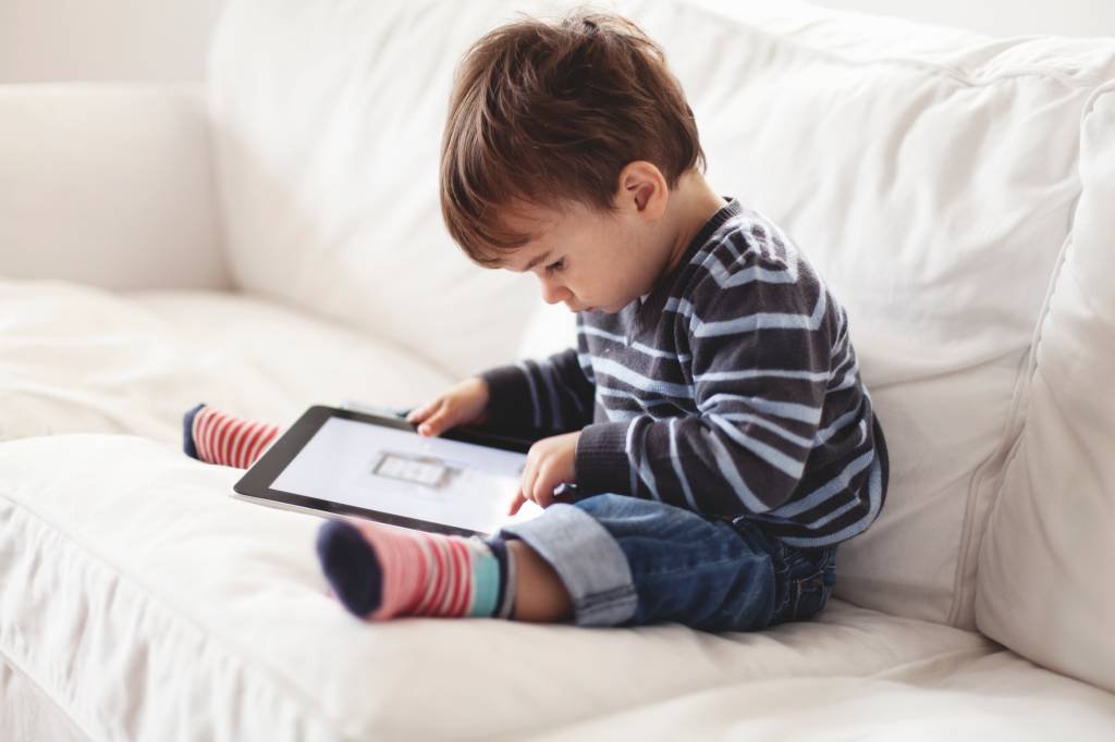 A OMC recomenda que crianças com menos de 2 anos não devem ser expostas a telas digitais (Thanasis Zovoilis/Getty Images)