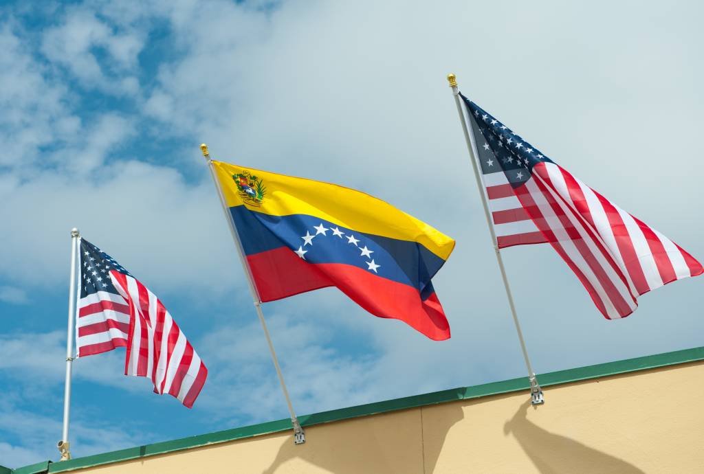 Estados Unidos impõem sanções contra chanceler e juíza da Venezuela