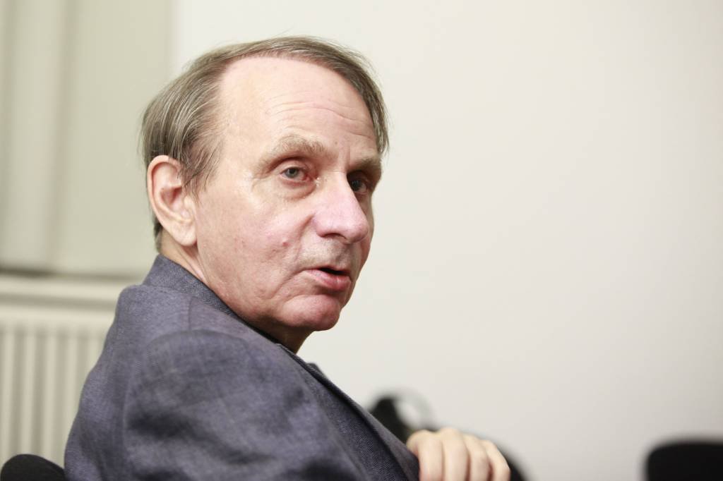 Polêmico escritor Michel Houellebecq recebe maior honraria da França