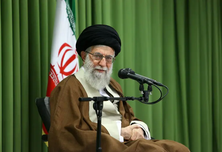 Irã: "Essas tentativas (dos EUA) não levarão a lugar algum, exportaremos tanto petróleo quanto for necessário", afirmou o líder iraniano (Photo by Iranian Leader's Press Office/Getty Images)