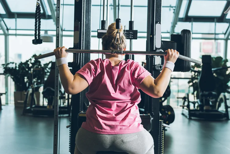 Testes mostram que a prática de musculação controla a glicemia e diabéticos em indivíduos obesos em pouco tempo (LightFieldStudios/Getty Images)