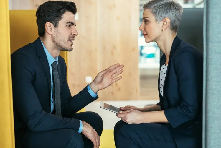 Dois executivos de RH conversando (filadendron/Getty Images)