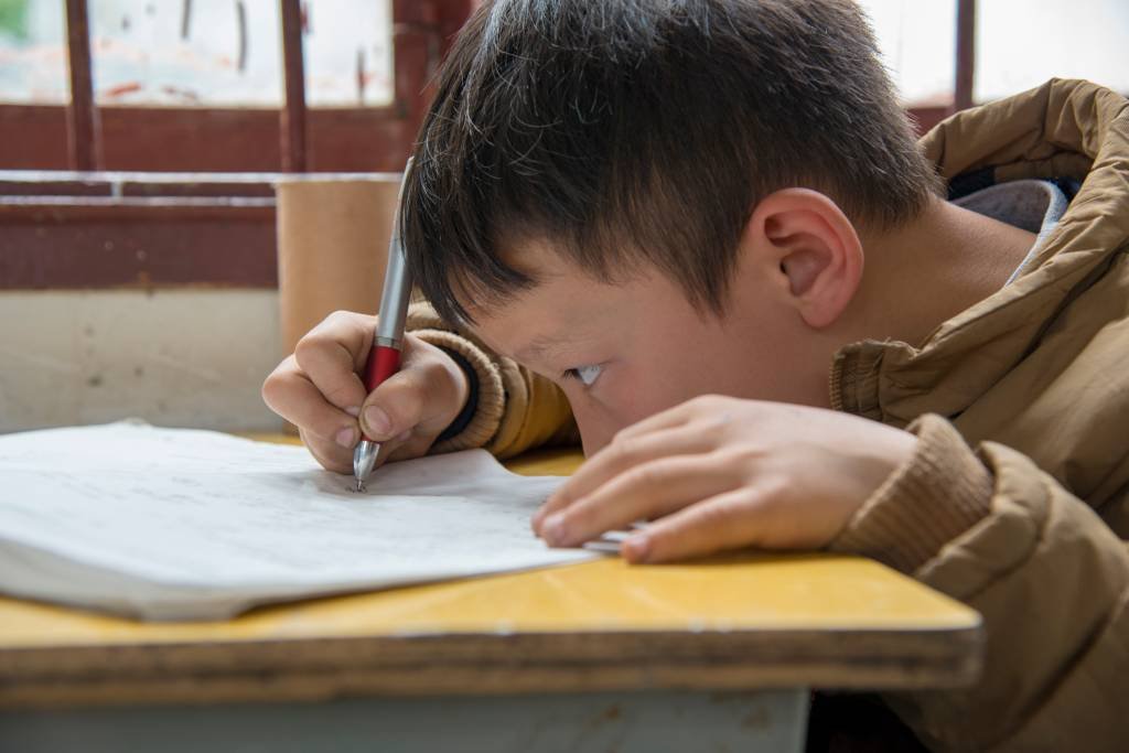Criança em uma escola na China (pidjoe/Getty Images)