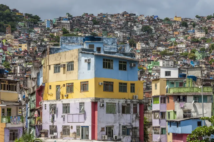 Favela da Rocinha, no Rio de Janeiro: o país foi colocado pelos EUA em nível 2, de uma escala de 1 a 4, quantos aos riscos em viagem (Photo Patrick Altmann/Getty Images)