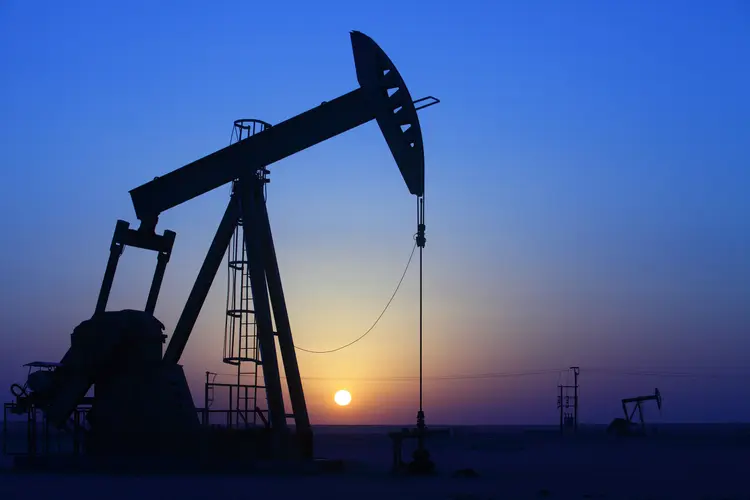 Extração de petróleo, no Oriente Médio: Opep pode interferir em produção para conter preço (Dominique BERBAIN/Getty Images)