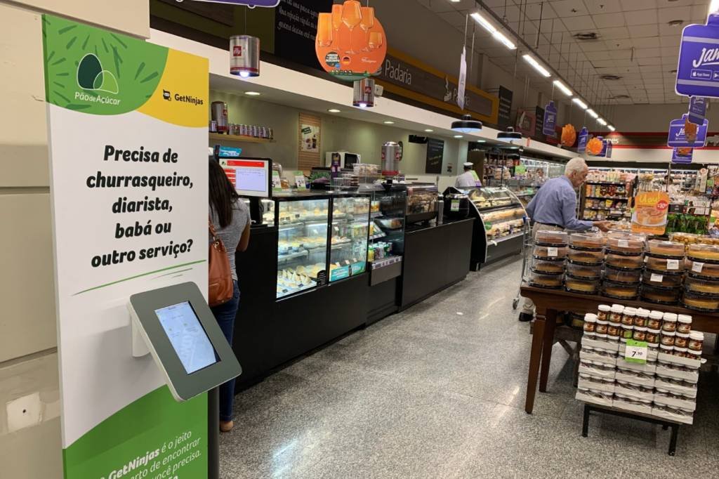 Totem do GetNinjas em unidade do supermercado Pão de Açúcar: startup oferece mais de 200 tipos de serviços (GetNinjas/Divulgação)