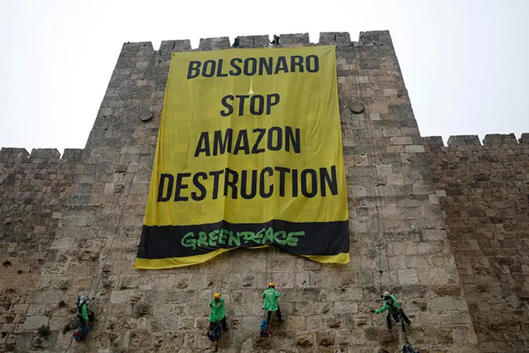 Saia justa: “Bolsonaro, pare com a destruição da Amazônia”, diz banner em frente a hotel do presidente. (Greenpeace/Divulgação)
