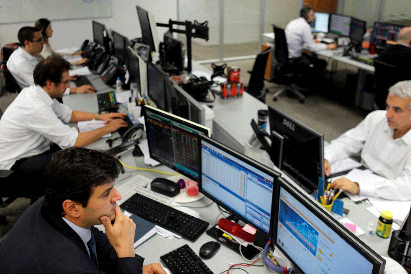 Dólar inicia mês em queda de 1,4% e Bolsa sobe à espera da Previdência