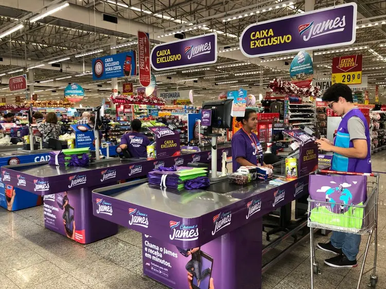 Entregador do James Delivery passa em supermercado Extra no Itaim, em São Paulo (Grupo Pão de Açúcar/Divulgação)